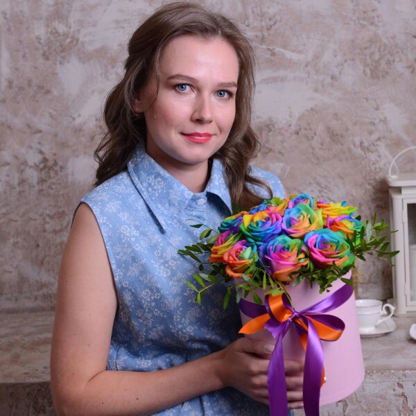 Роза радужная 50 см - 13, Шляпная коробка маленькая, Оазис, Фисташка, Лента