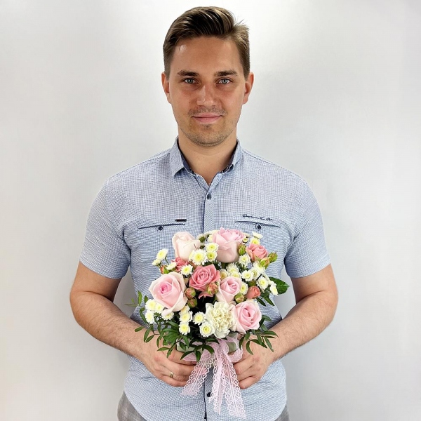 Pink rose 50 cm - 7, Carnation white, cream - 2, Bright pink spray rose mix, 50 cm - 1, Athos poms Stallion - 1, Oasis, Wrapping Paper, Pistachio